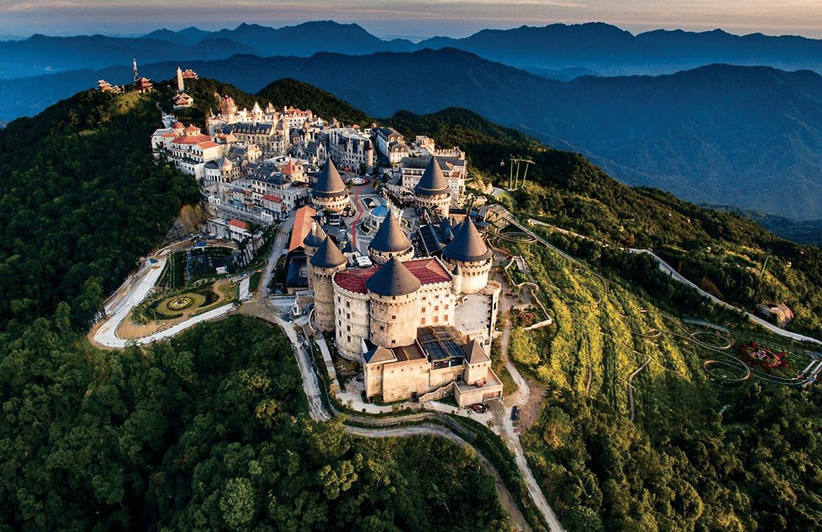 Sun World Ba Na Hills tọa lạc trên vùng núi cao, có nhiều hoạt động vui chơi, nghỉ dưỡng, thưởng thức nghệ thuật hấp dẫn